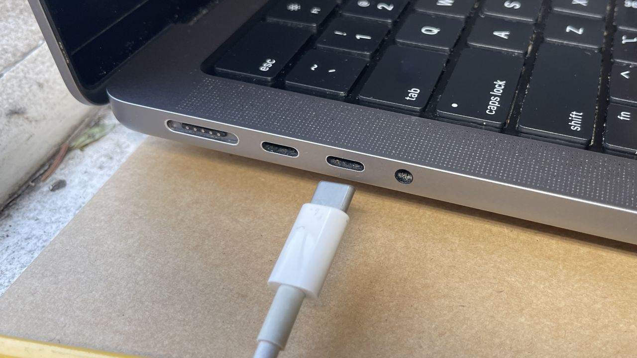 USB-C là đầu nối “tương lai” với khả năng thích ứng nhiều thiết bị và đem lại tốc độ truyền dữ liệu, năng lượng “khủng”
